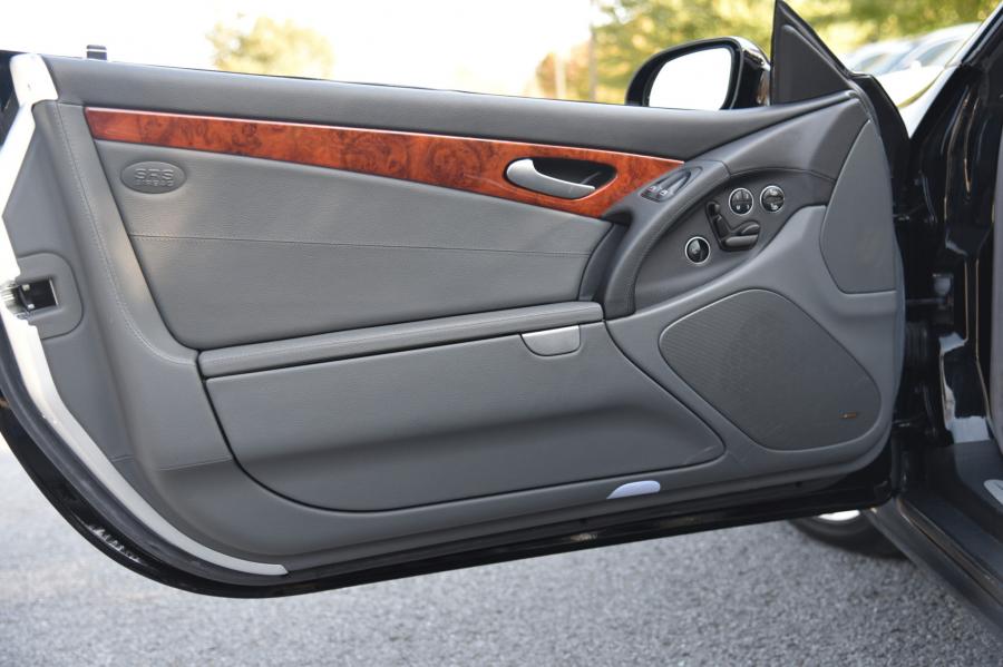 Детали интерьера Mercedes-Benz SL500 (R230) 2003 года  (фото 43 из 86)
